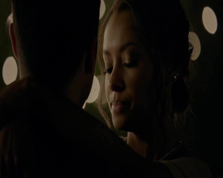 VampireDiaries-dot-nl_VampireDiaries-8x09TheSimpleIntimacyoftheNearTouch2169.jpg