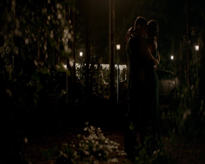 VampireDiaries-dot-nl_VampireDiaries-8x09TheSimpleIntimacyoftheNearTouch2174.jpg