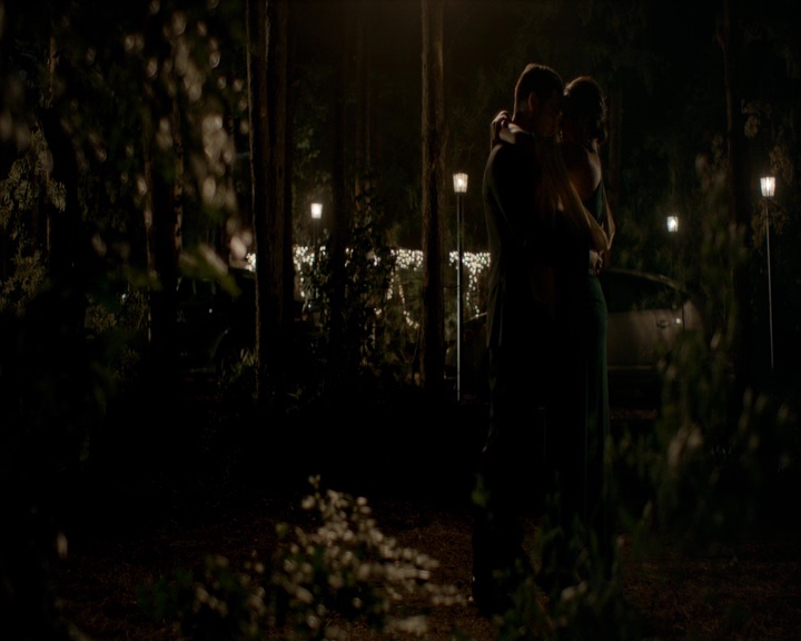 VampireDiaries-dot-nl_VampireDiaries-8x09TheSimpleIntimacyoftheNearTouch2177.jpg