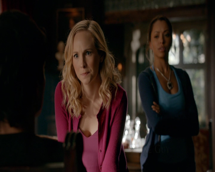 VampireDiaries-dot-nl_VampireDiaries-8x10NostalgiasABitch0173.jpg