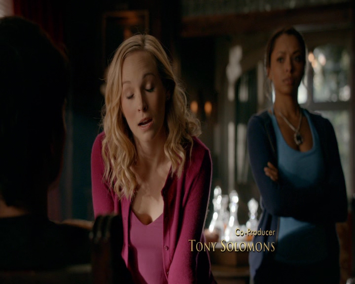 VampireDiaries-dot-nl_VampireDiaries-8x10NostalgiasABitch0175.jpg