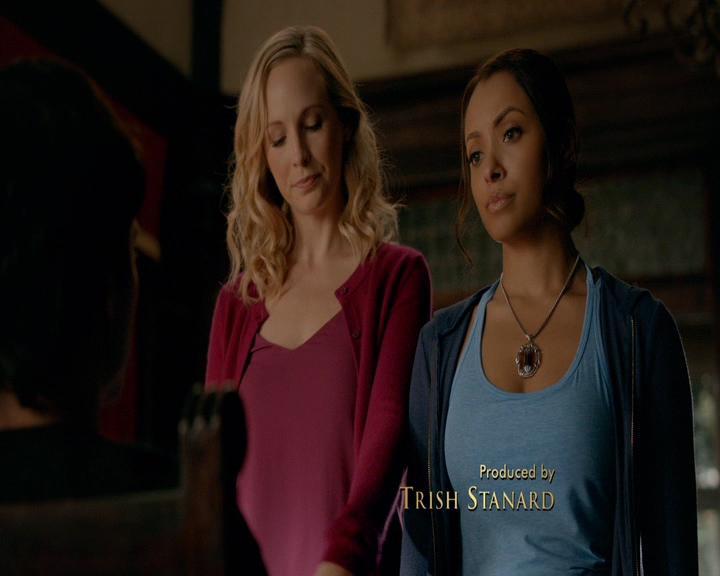 VampireDiaries-dot-nl_VampireDiaries-8x10NostalgiasABitch0190.jpg