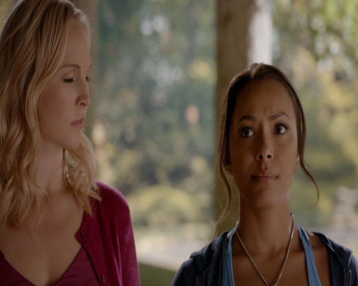 VampireDiaries-dot-nl_VampireDiaries-8x10NostalgiasABitch0429.jpg