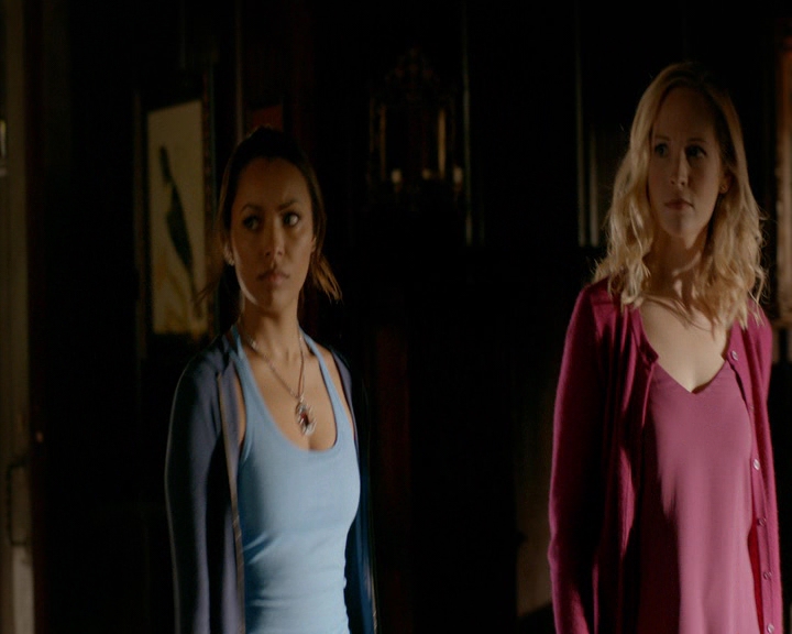 VampireDiaries-dot-nl_VampireDiaries-8x10NostalgiasABitch0445.jpg