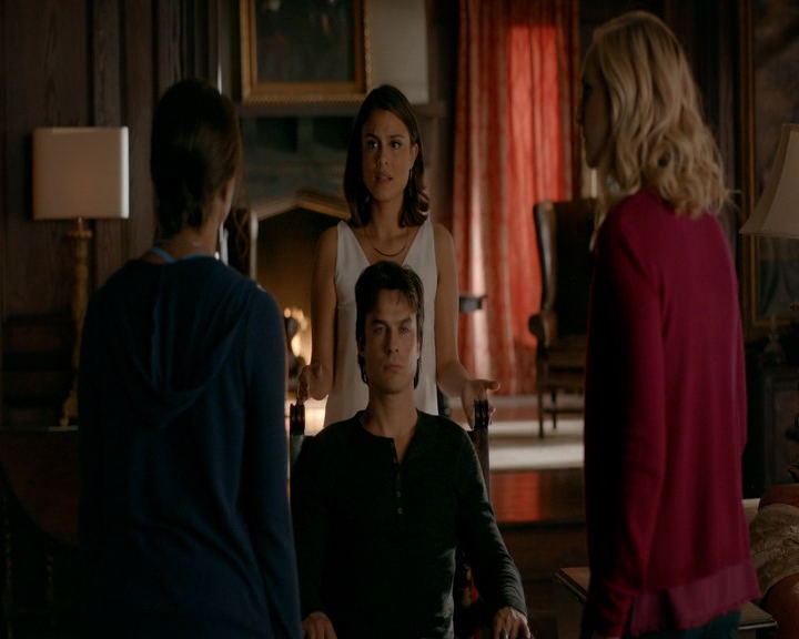 VampireDiaries-dot-nl_VampireDiaries-8x10NostalgiasABitch0495.jpg