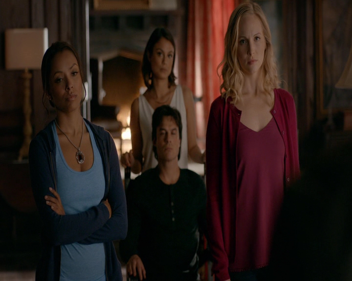 VampireDiaries-dot-nl_VampireDiaries-8x10NostalgiasABitch0539.jpg