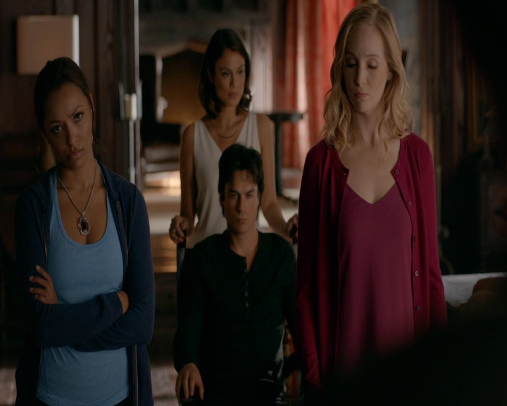 VampireDiaries-dot-nl_VampireDiaries-8x10NostalgiasABitch0542.jpg