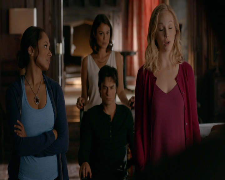 VampireDiaries-dot-nl_VampireDiaries-8x10NostalgiasABitch0543.jpg