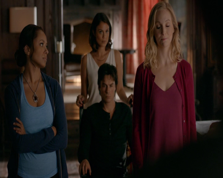 VampireDiaries-dot-nl_VampireDiaries-8x10NostalgiasABitch0544.jpg