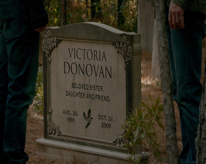 VampireDiaries-dot-nl_VampireDiaries-8x10NostalgiasABitch0663.jpg