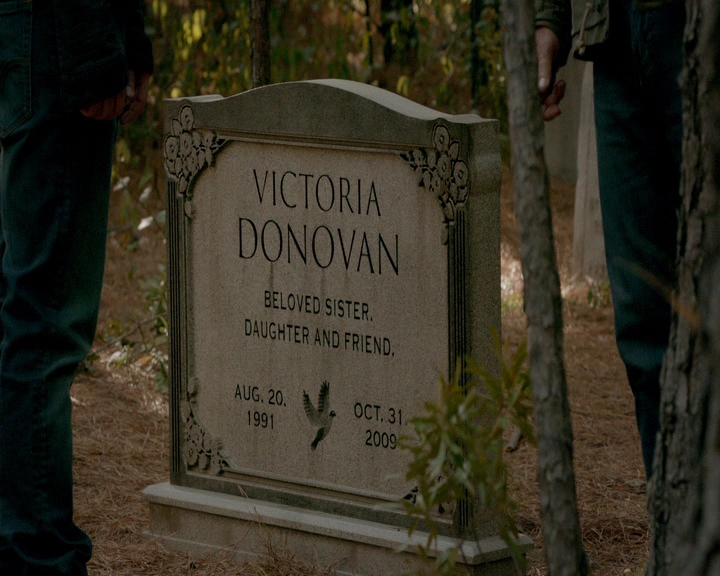 VampireDiaries-dot-nl_VampireDiaries-8x10NostalgiasABitch0683.jpg