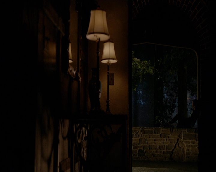 VampireDiaries-dot-nl_VampireDiaries-8x10NostalgiasABitch2117.jpg