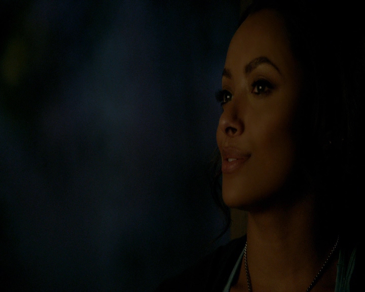 VampireDiaries-dot-nl_VampireDiaries-8x10NostalgiasABitch2136.jpg