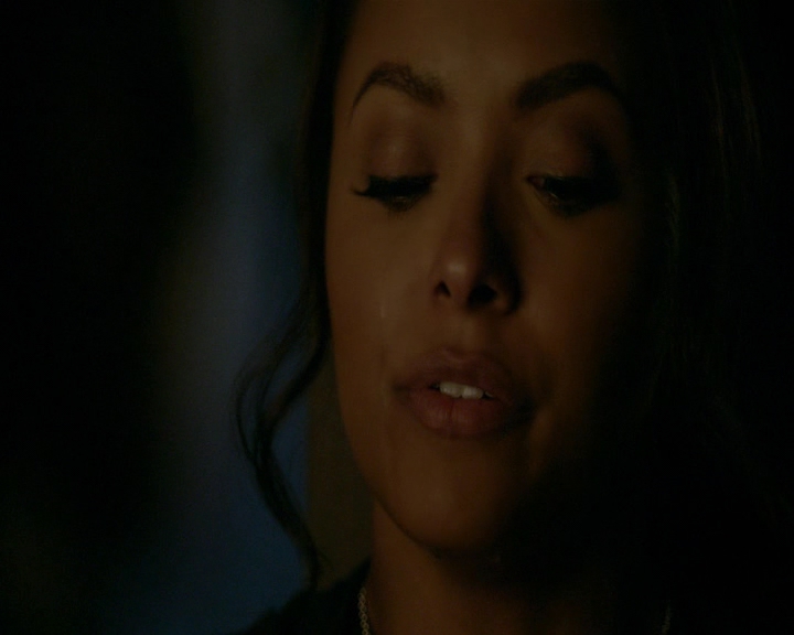 VampireDiaries-dot-nl_VampireDiaries-8x10NostalgiasABitch2248.jpg