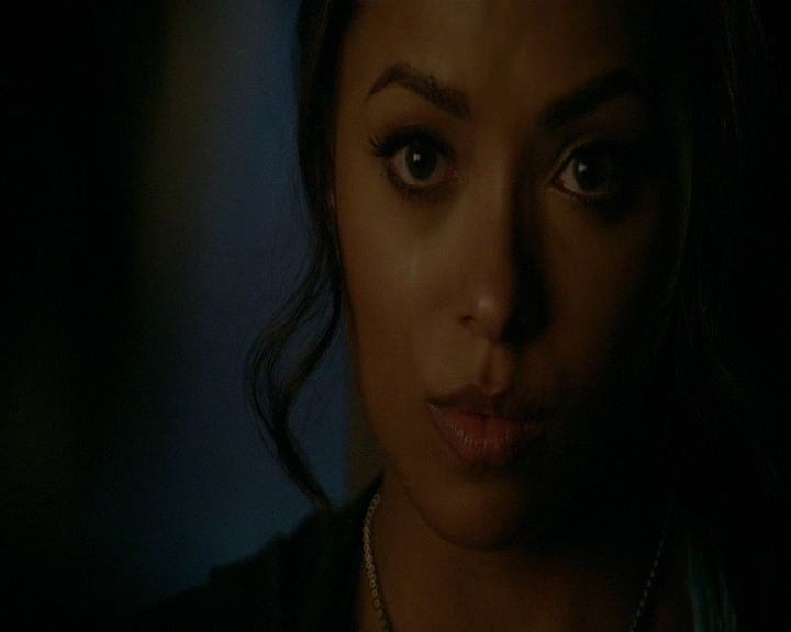 VampireDiaries-dot-nl_VampireDiaries-8x10NostalgiasABitch2265.jpg