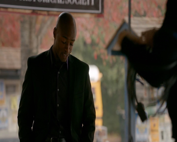 VampireDiaries-dot-nl_VampireDiaries-8x11YouMadeAChoiceToBeGood0812.jpg