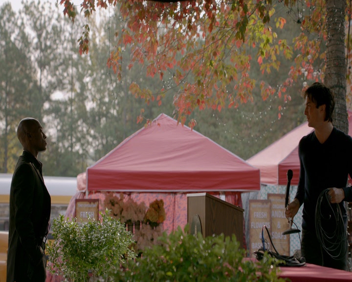 VampireDiaries-dot-nl_VampireDiaries-8x11YouMadeAChoiceToBeGood0820.jpg