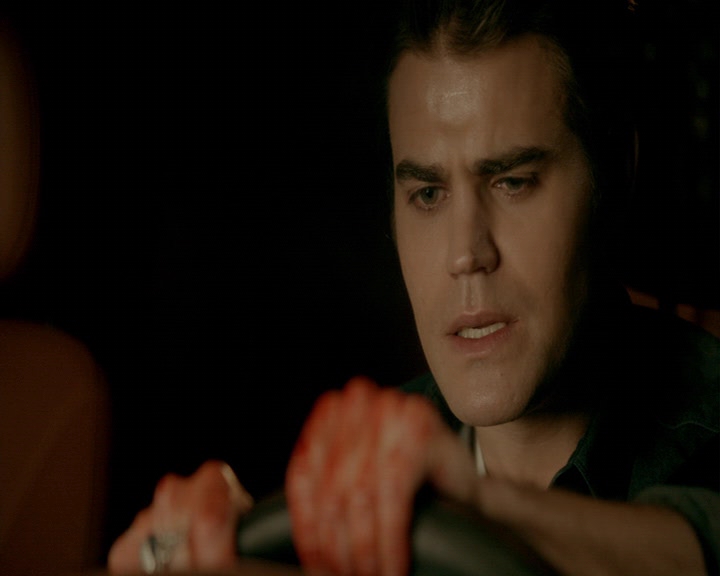 VampireDiaries-dot-nl_VampireDiaries-8x12WhatAreYou0184.jpg