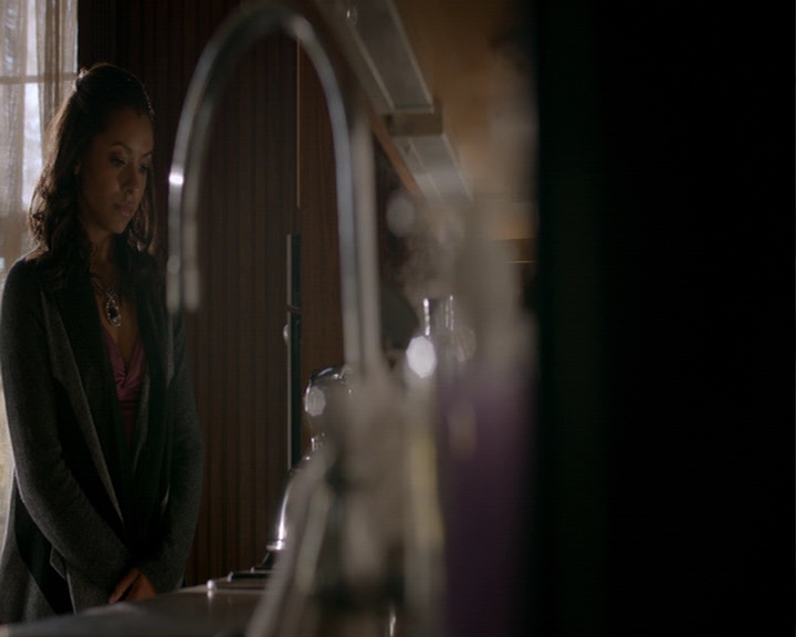 VampireDiaries-dot-nl_VampireDiaries-8x12WhatAreYou0515.jpg