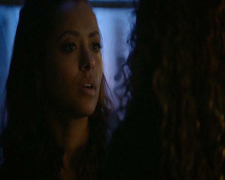 VampireDiaries-dot-nl_VampireDiaries-8x12WhatAreYou0802.jpg