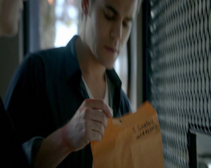 VampireDiaries-dot-nl_VampireDiaries-8x12WhatAreYou0813.jpg