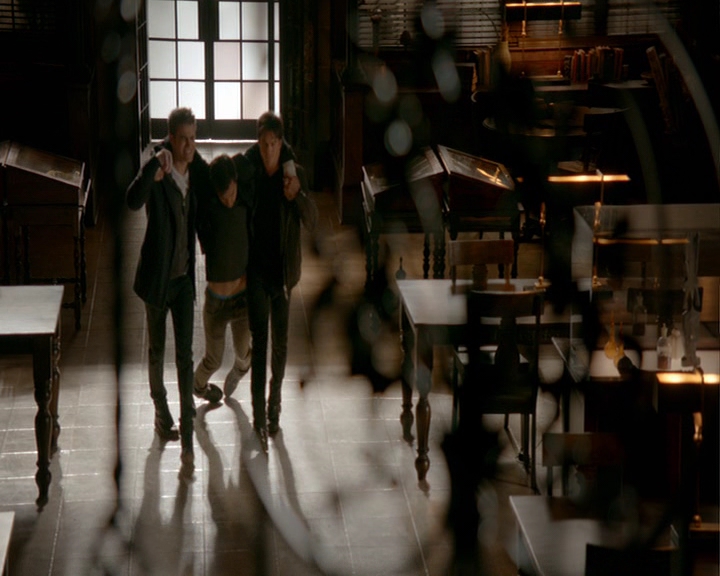 VampireDiaries-dot-nl_VampireDiaries-8x14ItsBeenAHellOfARide0512.jpg