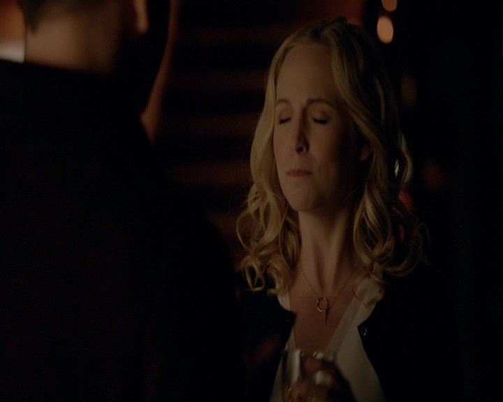 VampireDiaries-dot-nl_VampireDiaries-8x14ItsBeenAHellOfARide1986.jpg