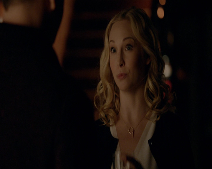 VampireDiaries-dot-nl_VampireDiaries-8x14ItsBeenAHellOfARide1989.jpg