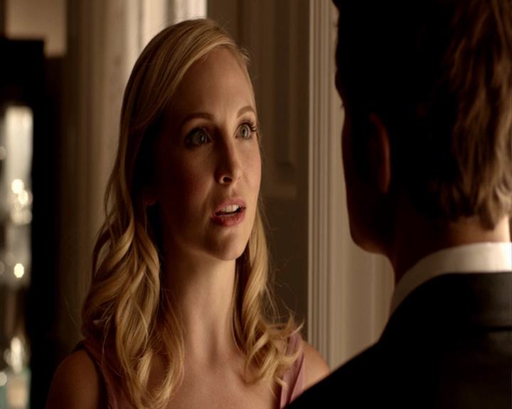 VampireDiaries-dot-nl_VampireDiaries-8x09TheSimpleIntimacyOfTheNearTouch-deletedscene0024.jpg