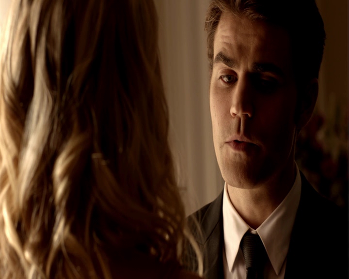 VampireDiaries-dot-nl_VampireDiaries-8x09TheSimpleIntimacyOfTheNearTouch-deletedscene0038.jpg