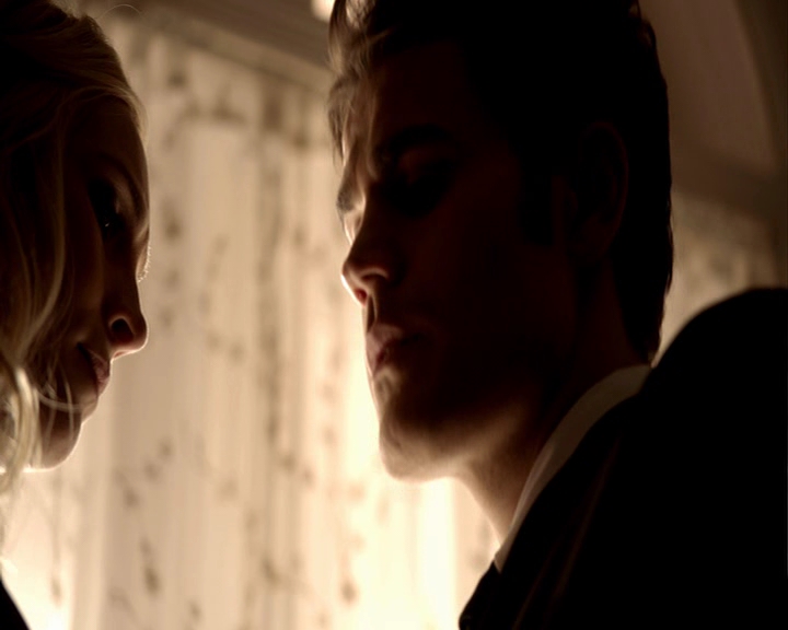 VampireDiaries-dot-nl_VampireDiaries-8x09TheSimpleIntimacyOfTheNearTouch-deletedscene0044.jpg