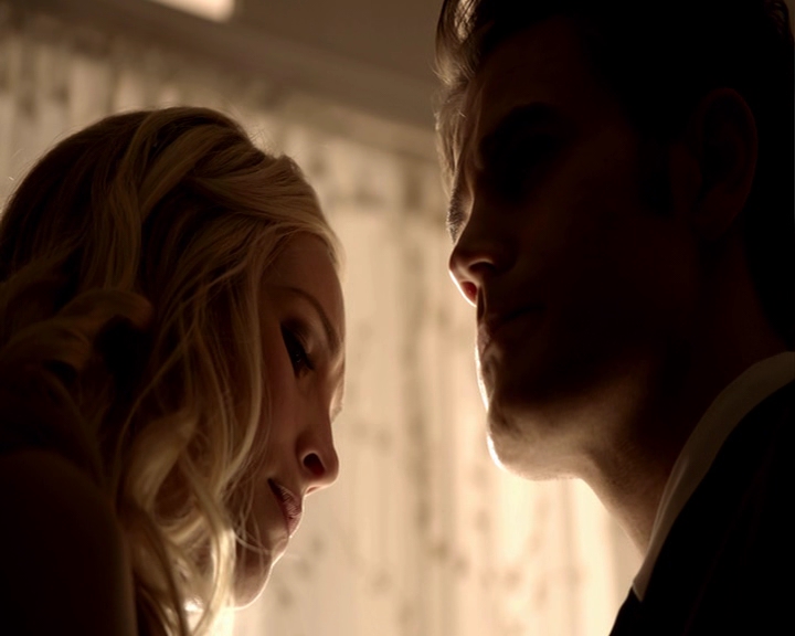 VampireDiaries-dot-nl_VampireDiaries-8x09TheSimpleIntimacyOfTheNearTouch-deletedscene0046.jpg