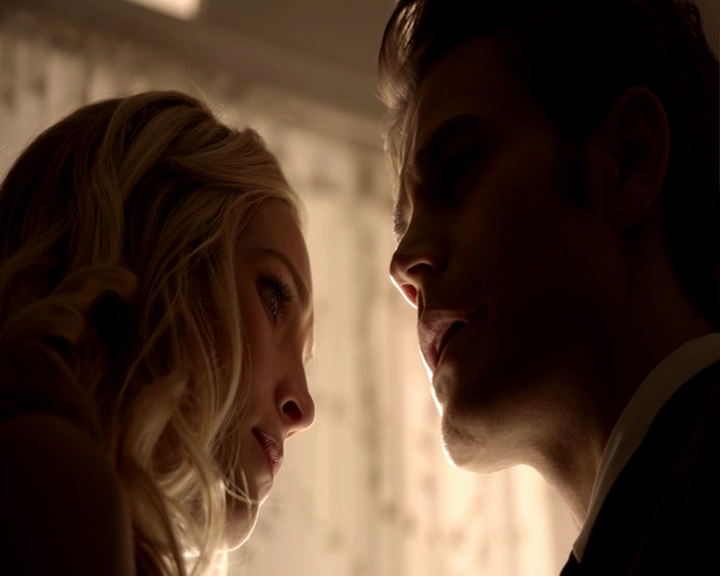 VampireDiaries-dot-nl_VampireDiaries-8x09TheSimpleIntimacyOfTheNearTouch-deletedscene0047.jpg