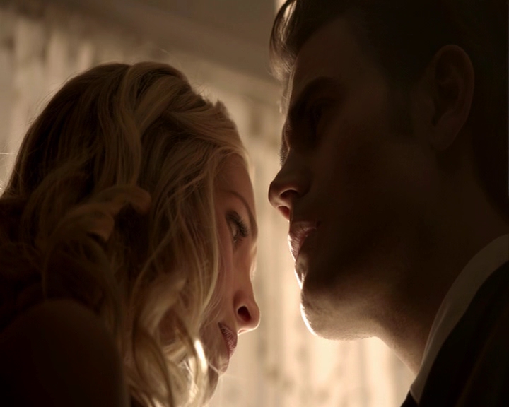 VampireDiaries-dot-nl_VampireDiaries-8x09TheSimpleIntimacyOfTheNearTouch-deletedscene0049.jpg