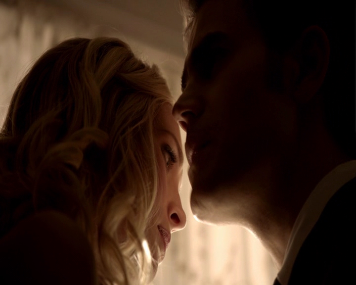 VampireDiaries-dot-nl_VampireDiaries-8x09TheSimpleIntimacyOfTheNearTouch-deletedscene0050.jpg