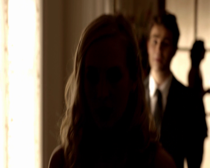 VampireDiaries-dot-nl_VampireDiaries-8x09TheSimpleIntimacyOfTheNearTouch-deletedscene0054.jpg