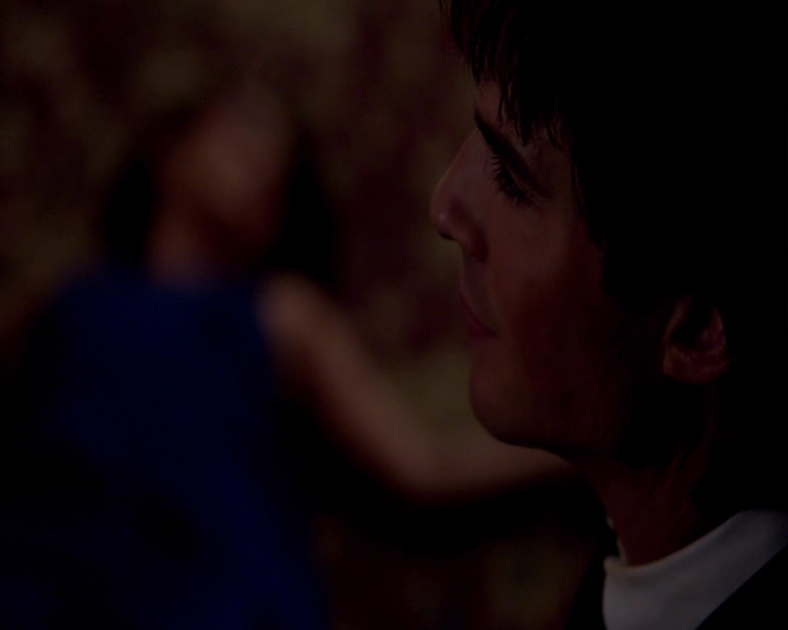 VampireDiaries-dot-nl_VampireDiaries-8x09TheSimpleIntimacyOfTheNearTouch-deletedscene0077.jpg