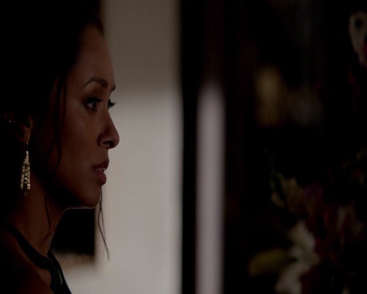 VampireDiaries-dot-nl_VampireDiaries-8x09TheSimpleIntimacyOfTheNearTouch-deletedscene0088.jpg