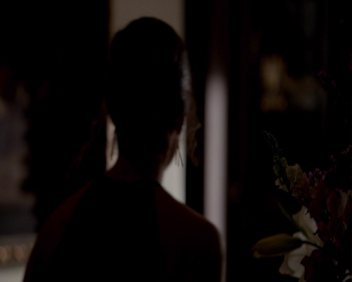 VampireDiaries-dot-nl_VampireDiaries-8x09TheSimpleIntimacyOfTheNearTouch-deletedscene0089.jpg