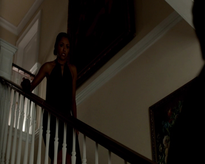 VampireDiaries-dot-nl_VampireDiaries-8x09TheSimpleIntimacyOfTheNearTouch-deletedscene0102.jpg