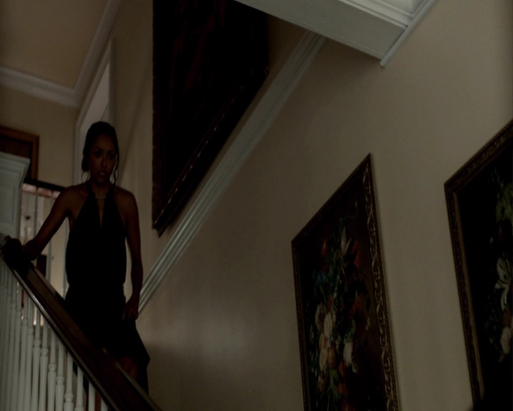 VampireDiaries-dot-nl_VampireDiaries-8x09TheSimpleIntimacyOfTheNearTouch-deletedscene0103.jpg