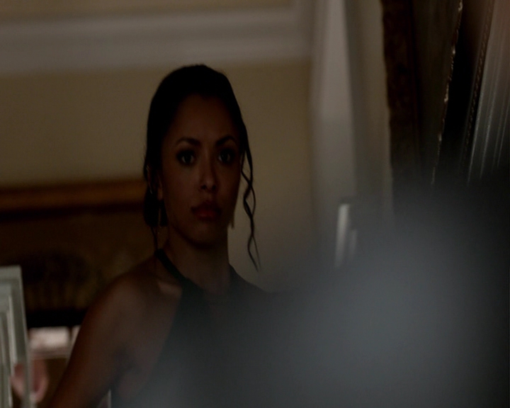 VampireDiaries-dot-nl_VampireDiaries-8x09TheSimpleIntimacyOfTheNearTouch-deletedscene0107.jpg