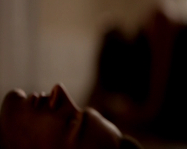 VampireDiaries-dot-nl_VampireDiaries-8x09TheSimpleIntimacyOfTheNearTouch-deletedscene0141.jpg