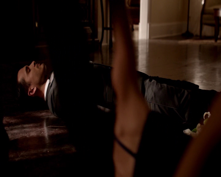 VampireDiaries-dot-nl_VampireDiaries-8x09TheSimpleIntimacyOfTheNearTouch-deletedscene0150.jpg