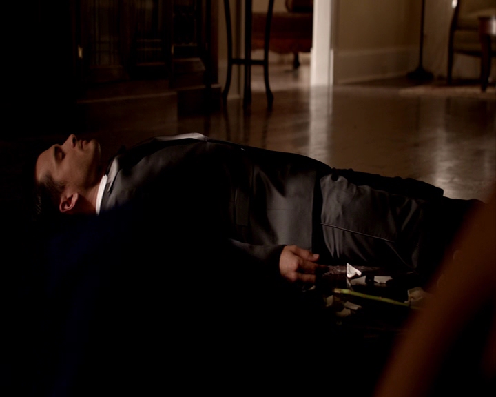 VampireDiaries-dot-nl_VampireDiaries-8x09TheSimpleIntimacyOfTheNearTouch-deletedscene0151.jpg