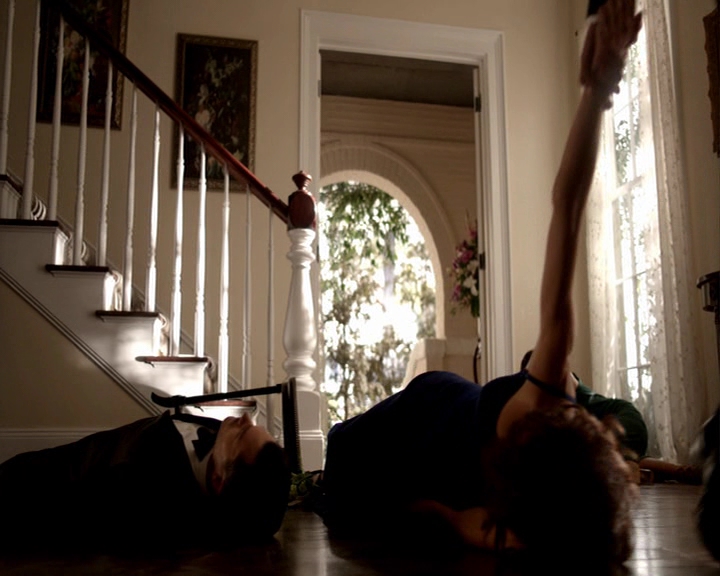 VampireDiaries-dot-nl_VampireDiaries-8x09TheSimpleIntimacyOfTheNearTouch-deletedscene0152.jpg