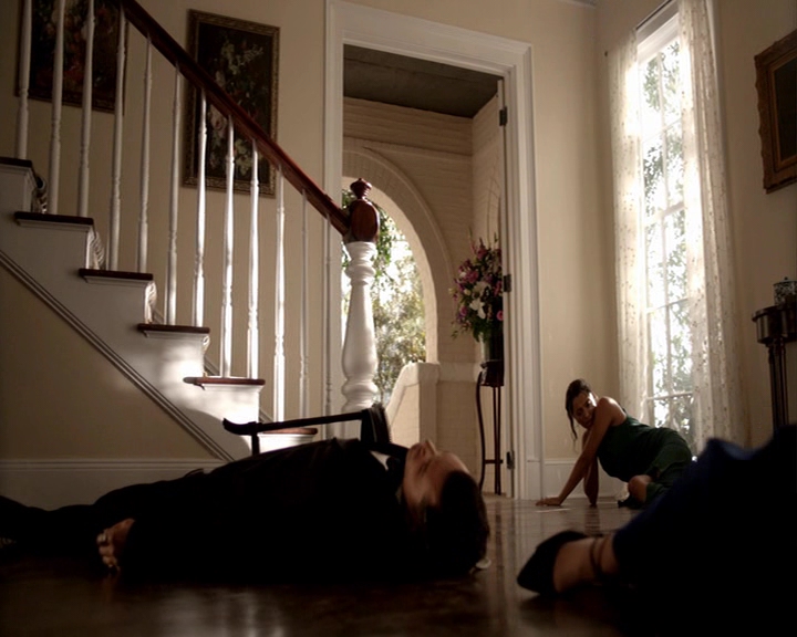 VampireDiaries-dot-nl_VampireDiaries-8x09TheSimpleIntimacyOfTheNearTouch-deletedscene0154.jpg