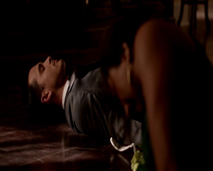 VampireDiaries-dot-nl_VampireDiaries-8x09TheSimpleIntimacyOfTheNearTouch-deletedscene0160.jpg