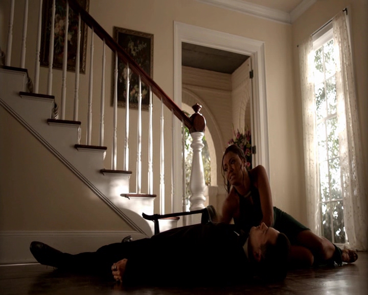 VampireDiaries-dot-nl_VampireDiaries-8x09TheSimpleIntimacyOfTheNearTouch-deletedscene0166.jpg