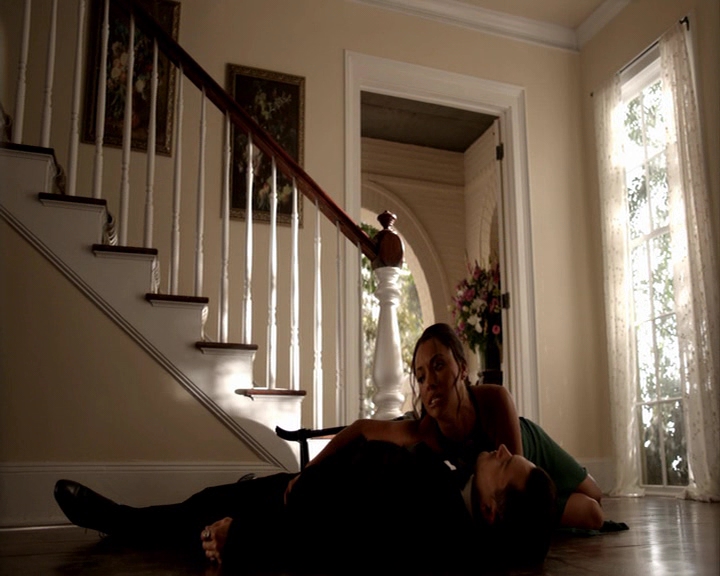 VampireDiaries-dot-nl_VampireDiaries-8x09TheSimpleIntimacyOfTheNearTouch-deletedscene0167.jpg